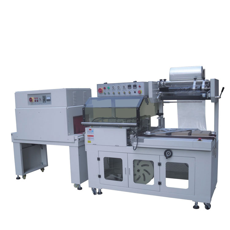全自動L型封切熱收縮包裝機(jī)是熱縮包裝機(jī)中的組合型機(jī)械，是一款實(shí)用性很高，價(jià)格也比較容易接受的高端包裝機(jī)械設(shè)備，自動L型封切機(jī)和自動熱縮爐搭配使用，通過封切機(jī)將產(chǎn)品包裹好，通過熱縮爐的高溫，將熱縮膜緊緊包裹產(chǎn)品，達(dá)到美觀、保護(hù)產(chǎn)品的效果，這樣的組合包裝是市場比較先進(jìn)的包裝方式，今天小編就給大家介紹一下有關(guān)全自動L型封切熱收縮包裝機(jī)的優(yōu)點(diǎn)。   